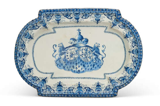 A DUTCH DELFT BLUE AND WHITE ARMORIAL SHAPED PLATTER - Foto 1