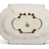 A DUTCH DELFT BLUE AND WHITE ARMORIAL SHAPED PLATTER - Foto 2