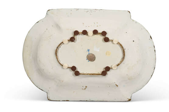 A DUTCH DELFT BLUE AND WHITE ARMORIAL SHAPED PLATTER - Foto 2