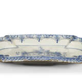 A DUTCH DELFT BLUE AND WHITE ARMORIAL SHAPED PLATTER - Foto 3