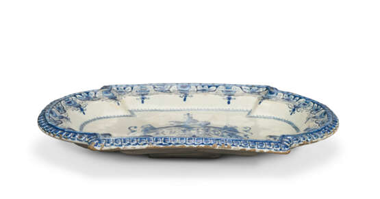 A DUTCH DELFT BLUE AND WHITE ARMORIAL SHAPED PLATTER - Foto 3