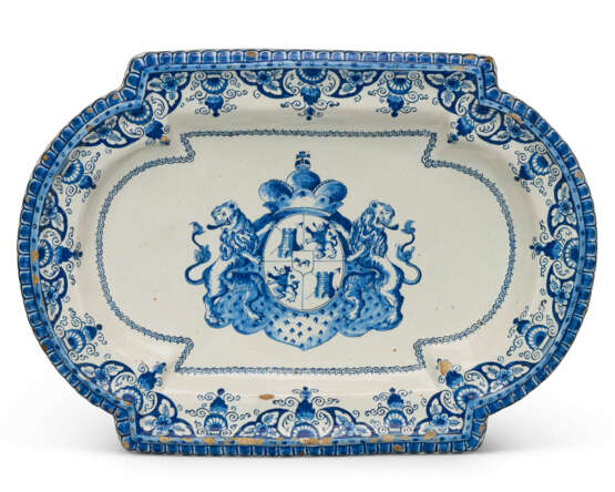 A DUTCH DELFT BLUE AND WHITE SPANISH ARMORIAL SHAPED PLATTER - Foto 1