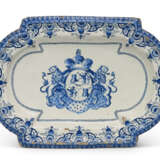 A DUTCH DELFT BLUE AND WHITE SPANISH ARMORIAL SHAPED PLATTER - Foto 1