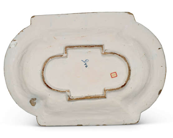 A DUTCH DELFT BLUE AND WHITE SPANISH ARMORIAL SHAPED PLATTER - Foto 2