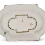 A DUTCH DELFT BLUE AND WHITE SPANISH ARMORIAL SHAPED PLATTER - Foto 2