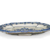 A DUTCH DELFT BLUE AND WHITE SPANISH ARMORIAL SHAPED PLATTER - Foto 3