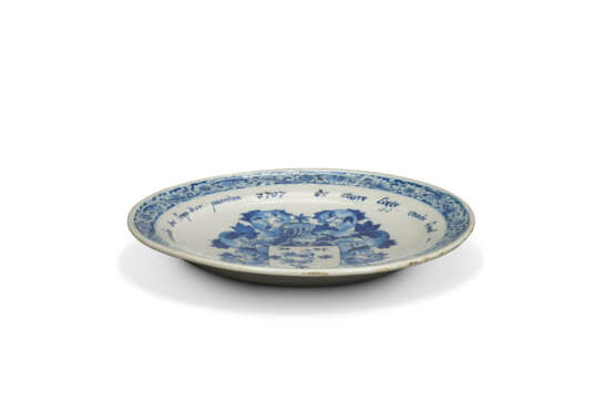 A DUTCH DELFT BLUE AND WHITE DATED ARMORIAL DISH - Foto 3 A DUTCH DELFT BLUE AND WHITE DATED ARMORIAL DISH - Foto 3