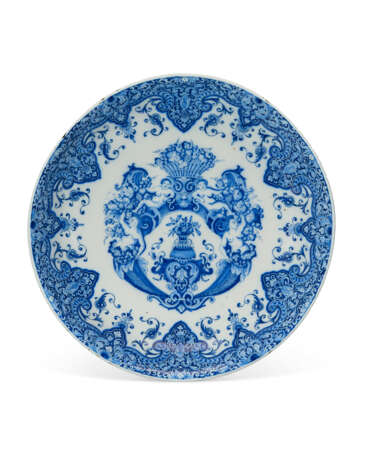 A LARGE DUTCH DELFT BLUE AND WHITE DISH - Foto 1
