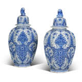 A PAIR OF DUTCH DELFT BLUE AND WHITE RIBBED VASES AND COVERS - Foto 1