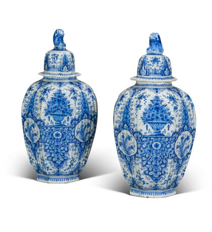 A PAIR OF DUTCH DELFT BLUE AND WHITE RIBBED VASES AND COVERS - Foto 1 A PAIR OF DUTCH DELFT BLUE AND WHITE RIBBED VASES AND COVERS - Foto 1