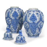 A PAIR OF DUTCH DELFT BLUE AND WHITE RIBBED VASES AND COVERS - Foto 2