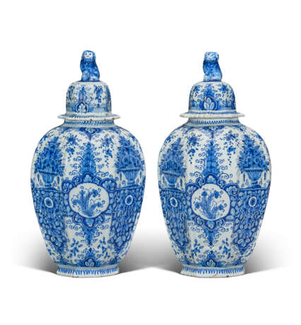 A PAIR OF DUTCH DELFT BLUE AND WHITE RIBBED VASES AND COVERS - Foto 3 A PAIR OF DUTCH DELFT BLUE AND WHITE RIBBED VASES AND COVERS - Foto 3