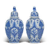 A PAIR OF DUTCH DELFT BLUE AND WHITE RIBBED VASES AND COVERS - Foto 3