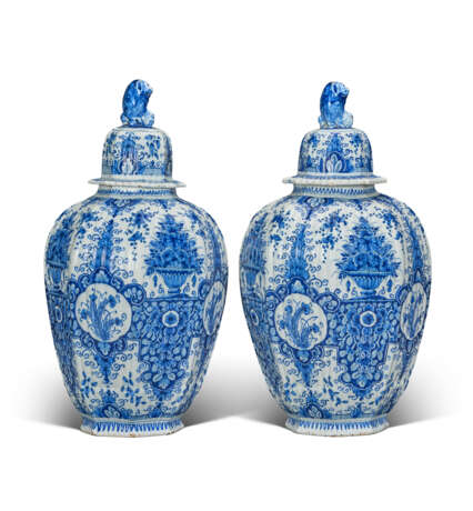 A PAIR OF DUTCH DELFT BLUE AND WHITE RIBBED VASES AND COVERS - Foto 4 A PAIR OF DUTCH DELFT BLUE AND WHITE RIBBED VASES AND COVERS - Foto 4