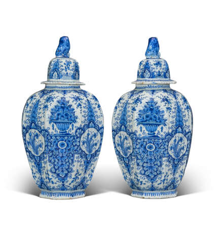 A PAIR OF DUTCH DELFT BLUE AND WHITE RIBBED VASES AND COVERS - Foto 5 A PAIR OF DUTCH DELFT BLUE AND WHITE RIBBED VASES AND COVERS - Foto 5