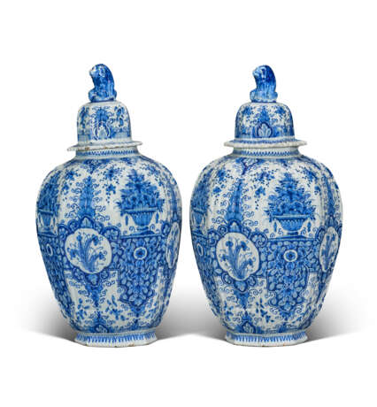 A PAIR OF DUTCH DELFT BLUE AND WHITE RIBBED VASES AND COVERS - Foto 6 A PAIR OF DUTCH DELFT BLUE AND WHITE RIBBED VASES AND COVERS - Foto 6