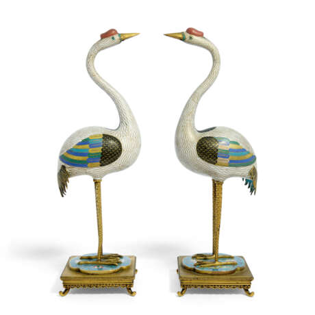 A PAIR OF CLOISONNE ENAMEL CRANES ON ORMOLU STANDS - photo 1 A PAIR OF CLOISONNE ENAMEL CRANES ON ORMOLU STANDS - photo 1