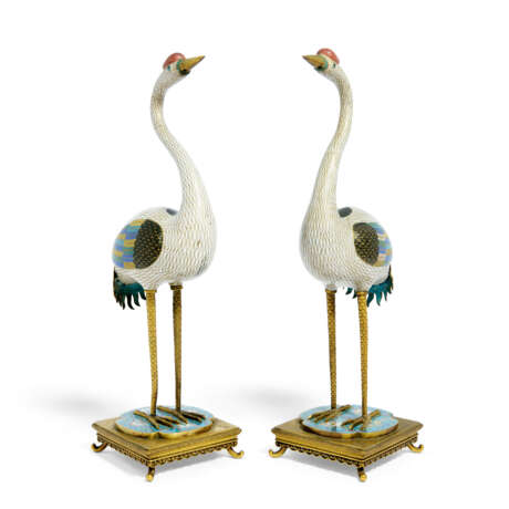 A PAIR OF CLOISONNE ENAMEL CRANES ON ORMOLU STANDS - photo 2 A PAIR OF CLOISONNE ENAMEL CRANES ON ORMOLU STANDS - photo 2