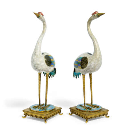 A PAIR OF CLOISONNE ENAMEL CRANES ON ORMOLU STANDS - photo 3 A PAIR OF CLOISONNE ENAMEL CRANES ON ORMOLU STANDS - photo 3
