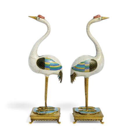 A PAIR OF CLOISONNE ENAMEL CRANES ON ORMOLU STANDS - photo 4 A PAIR OF CLOISONNE ENAMEL CRANES ON ORMOLU STANDS - photo 4