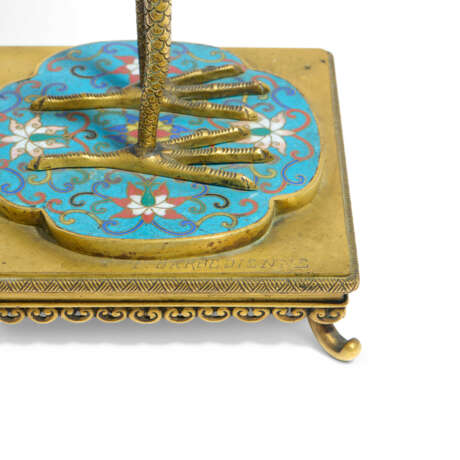 A PAIR OF CLOISONNE ENAMEL CRANES ON ORMOLU STANDS - photo 6 A PAIR OF CLOISONNE ENAMEL CRANES ON ORMOLU STANDS - photo 6