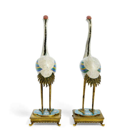 A PAIR OF CLOISONNE ENAMEL CRANES ON ORMOLU STANDS - photo 7 A PAIR OF CLOISONNE ENAMEL CRANES ON ORMOLU STANDS - photo 7