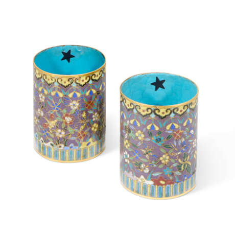 A PAIR OF CHINESE CLOISONNE ENAMEL 'BIRD AND FLOWER' BRUSHPOTS, BITONG - photo 2 A PAIR OF CHINESE CLOISONNE ENAMEL 'BIRD AND FLOWER' BRUSHPOTS, BITONG - photo 2