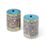 A PAIR OF CHINESE CLOISONNE ENAMEL 'BIRD AND FLOWER' BRUSHPOTS, BITONG - photo 2