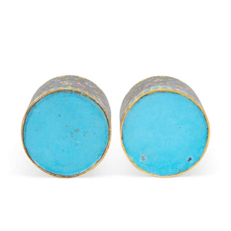 A PAIR OF CHINESE CLOISONNE ENAMEL 'BIRD AND FLOWER' BRUSHPOTS, BITONG - photo 3 A PAIR OF CHINESE CLOISONNE ENAMEL 'BIRD AND FLOWER' BRUSHPOTS, BITONG - photo 3