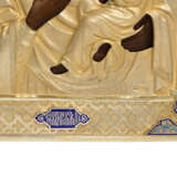 A RUSSIAN SILVER-GILT CLOISONNÉ AND CHAMPLEVÉ ENAMEL ICON OF THE MOTHER OF GOD OF TIKHVIN - Foto 2