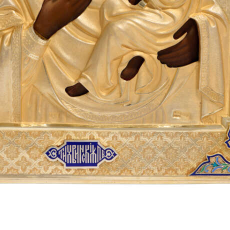 A RUSSIAN SILVER-GILT CLOISONNÉ AND CHAMPLEVÉ ENAMEL ICON OF THE MOTHER OF GOD OF TIKHVIN - Foto 2