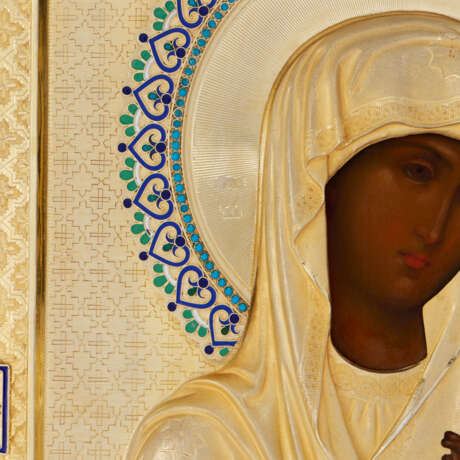 A RUSSIAN SILVER-GILT CLOISONNÉ AND CHAMPLEVÉ ENAMEL ICON OF THE MOTHER OF GOD OF TIKHVIN - Foto 3