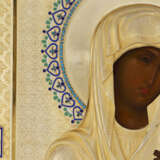 A RUSSIAN SILVER-GILT CLOISONNÉ AND CHAMPLEVÉ ENAMEL ICON OF THE MOTHER OF GOD OF TIKHVIN - Foto 3