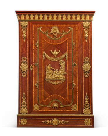 A PAIR OF REGENCE ORMOLU-MOUNTED AMARANTH AND TULIPWOOD ARMOIRES - Foto 5