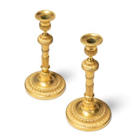 A PAIR OF LOUIS XVI ORMOLU CANDLESTICKS - photo 2