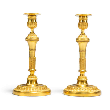 A PAIR OF LOUIS XVI ORMOLU CANDLESTICKS - photo 3