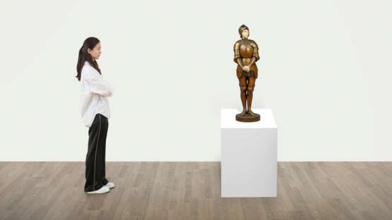 A LARGE PATINATED BRONZE AND ALABASTER FIGURE OF 'JEANNE D'ARC PRISONNIÈRE’ (‘PRISONER JOAN OF ARC’) - Foto 2 A LARGE PATINATED BRONZE AND ALABASTER FIGURE OF 'JEANNE D'ARC PRISONNIÈRE’ (‘PRISONER JOAN OF ARC’) - Foto 2