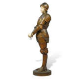 A LARGE PATINATED BRONZE AND ALABASTER FIGURE OF 'JEANNE D'ARC PRISONNIÈRE’ (‘PRISONER JOAN OF ARC’) - Foto 3