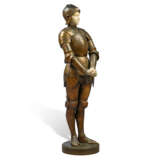A LARGE PATINATED BRONZE AND ALABASTER FIGURE OF 'JEANNE D'ARC PRISONNIÈRE’ (‘PRISONER JOAN OF ARC’) - Foto 4
