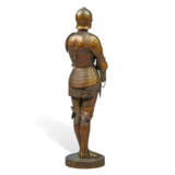 A LARGE PATINATED BRONZE AND ALABASTER FIGURE OF 'JEANNE D'ARC PRISONNIÈRE’ (‘PRISONER JOAN OF ARC’) - Foto 5