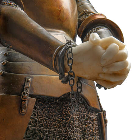 A LARGE PATINATED BRONZE AND ALABASTER FIGURE OF 'JEANNE D'ARC PRISONNIÈRE’ (‘PRISONER JOAN OF ARC’) - Foto 6 A LARGE PATINATED BRONZE AND ALABASTER FIGURE OF 'JEANNE D'ARC PRISONNIÈRE’ (‘PRISONER JOAN OF ARC’) - Foto 6