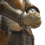 A LARGE PATINATED BRONZE AND ALABASTER FIGURE OF 'JEANNE D'ARC PRISONNIÈRE’ (‘PRISONER JOAN OF ARC’) - Foto 6