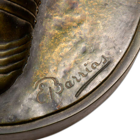 A LARGE PATINATED BRONZE AND ALABASTER FIGURE OF 'JEANNE D'ARC PRISONNIÈRE’ (‘PRISONER JOAN OF ARC’) - Foto 7 A LARGE PATINATED BRONZE AND ALABASTER FIGURE OF 'JEANNE D'ARC PRISONNIÈRE’ (‘PRISONER JOAN OF ARC’) - Foto 7