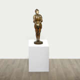 A LARGE PATINATED BRONZE AND ALABASTER FIGURE OF 'JEANNE D'ARC PRISONNIÈRE’ (‘PRISONER JOAN OF ARC’) - Foto 8