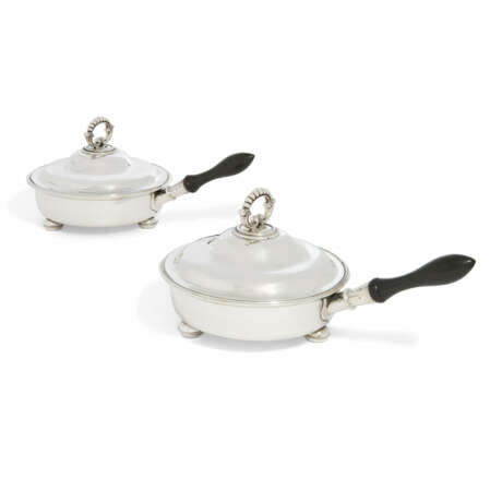 A PAIR OF ROYAL GEORGE V SILVER VEGETABLE DISHES, LINERS AND COVERS - photo 1