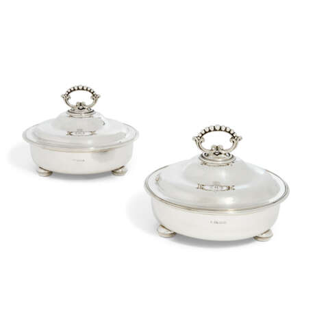 A PAIR OF ROYAL GEORGE V SILVER VEGETABLE DISHES, LINERS AND COVERS - photo 2