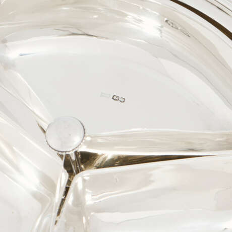 A PAIR OF ROYAL GEORGE V SILVER VEGETABLE DISHES, LINERS AND COVERS - photo 3