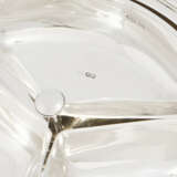 A PAIR OF ROYAL GEORGE V SILVER VEGETABLE DISHES, LINERS AND COVERS - photo 3