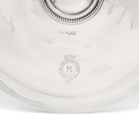 A PAIR OF ROYAL GEORGE V SILVER VEGETABLE DISHES, LINERS AND COVERS - photo 4