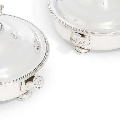 A PAIR OF ROYAL GEORGE V SILVER VEGETABLE DISHES, LINERS AND COVERS - photo 5
